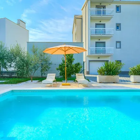 Cozy New With Private Pool * Ποντστράνα