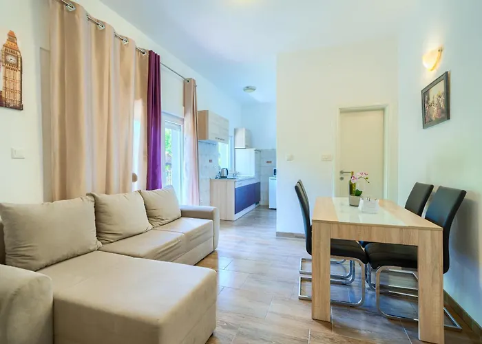 Cozy New With Private Pool Podstrana