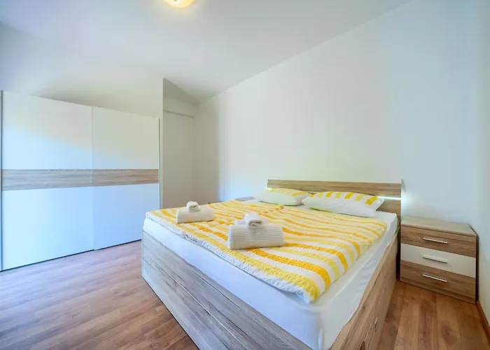 Cozy New With Private Pool Apartment Podstrana