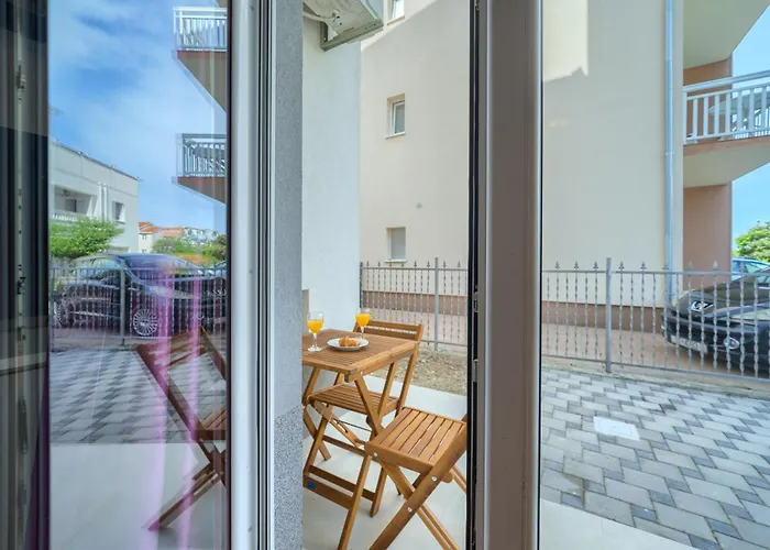 Apartment Cozy New With Private Pool Podstrana