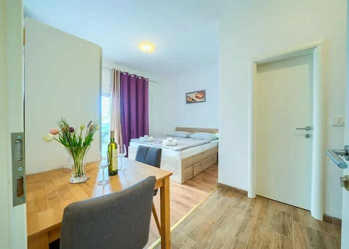 Cozy New With Private Pool Apartment Podstrana
