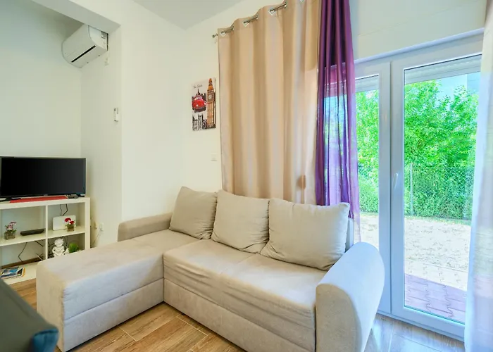 Cozy New With Private Pool Apartment Podstrana