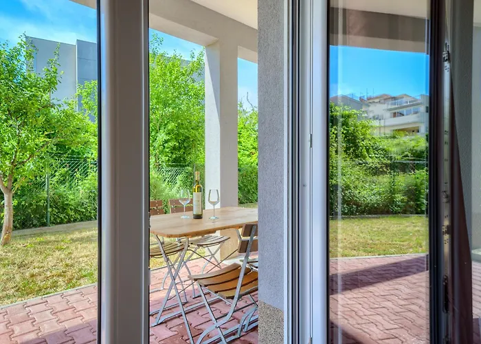 Cozy New With Private Pool Apartment Podstrana