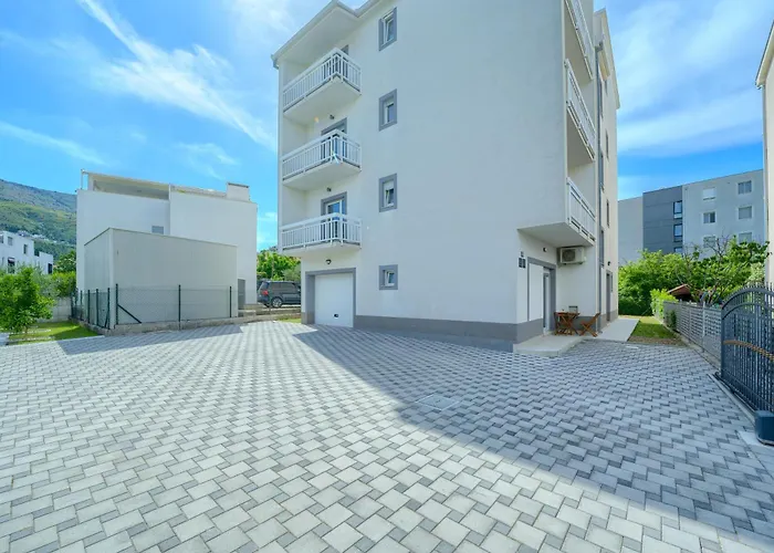 Apartment Cozy New With Private Pool Podstrana