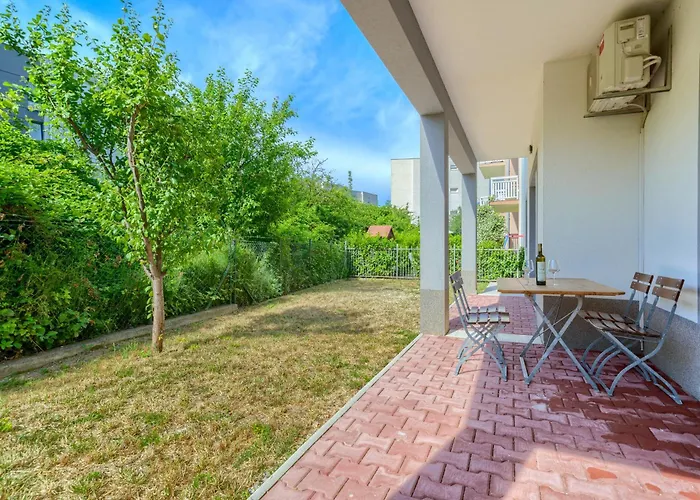 Cozy New With Private Pool Apartment