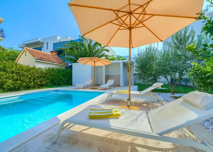 Cozy New With Private Pool Apartment *