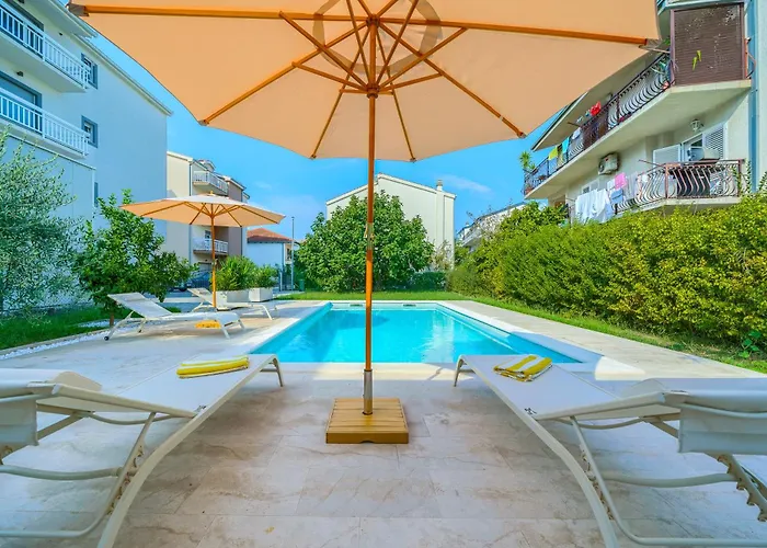 Cozy New With Private Pool Apartment Podstrana